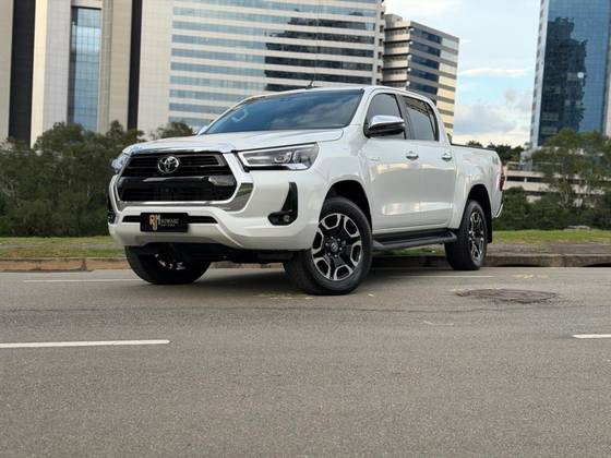 TOYOTA HILUX 2.8 D-4D TURBO DIESEL CD SRX 4X4 AUTOMÁTICO